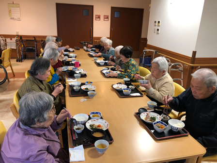 食堂・ラウンジでの食事の様子