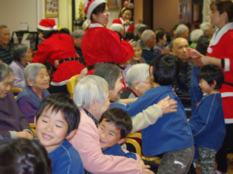 クリスマス会　園児とのふれあい