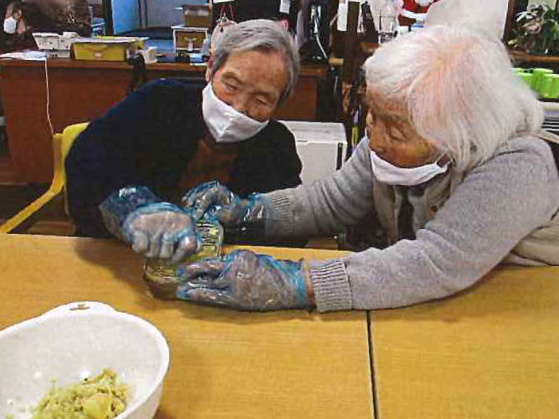 家庭科の授業で生姜湯作り。